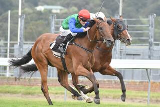 Bonneval (NZ) claiming the 2017 G1 New Zealand Oaks. 